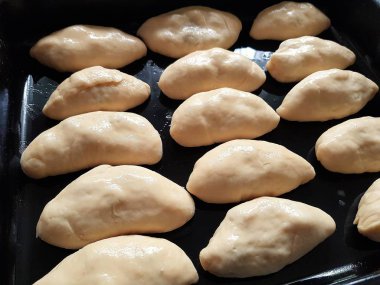 fırında pişirme önce kiraz ile çiğ börek fırın tepsisine yalan