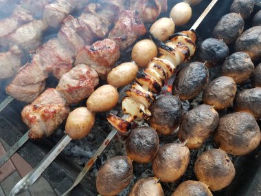 yakın çekim arka planını üzerinde Barbekü domuz eti, soğan ve patates şişleri