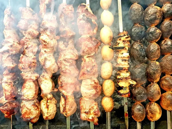 Close Achtergrond Van Varkensvlees Uien Aardappelen Spiesjes Barbecue — Stockfoto
