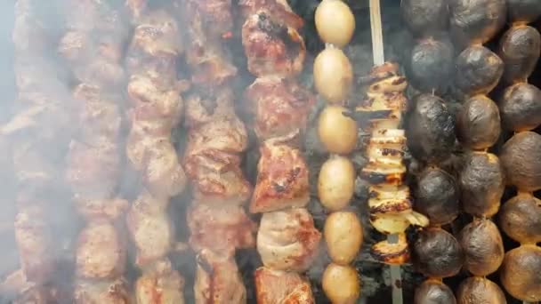 Carne Porco Cebolas Espetos Batatas Churrasco — Vídeo de Stock
