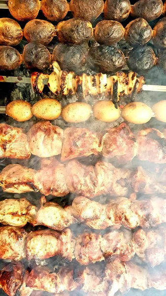 Varkensvlees Uien Aardappelen Spiesjes Barbecue — Stockfoto