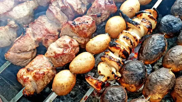 Varkensvlees Uien Aardappelen Spiesjes Barbecue — Stockfoto