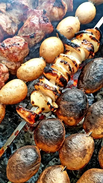 Nahaufnahme Hintergrund Von Schweinefleisch Zwiebeln Und Kartoffelspießen Auf Dem Grill — Stockfoto