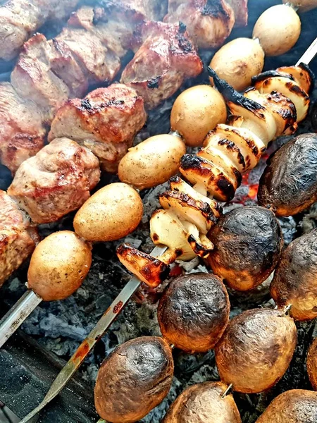 Brochettes Porc Oignons Pommes Terre Sur Barbecue — Photo