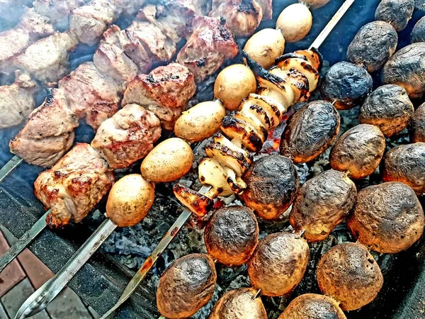 Close Achtergrond Van Varkensvlees Uien Aardappelen Spiesjes Barbecue — Stockfoto