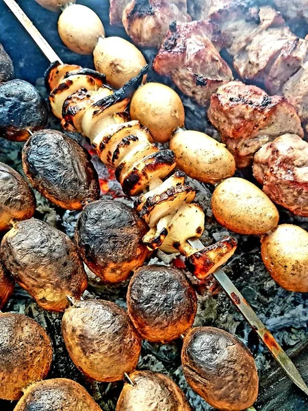 Gros Plan Des Brochettes Porc Oignons Pommes Terre Sur Barbecue — Photo