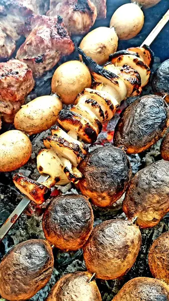 Brochettes Porc Oignons Pommes Terre Sur Barbecue — Photo