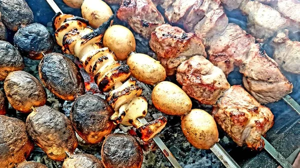 Close Achtergrond Van Varkensvlees Uien Aardappelen Spiesjes Barbecue — Stockfoto