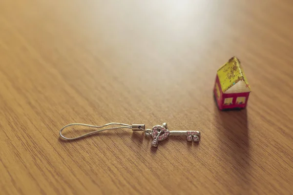 Klein landelijk huis en toets op houten plank — Stockfoto