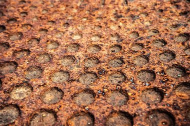 delikli daireler ile eski paslı metal arka plan
