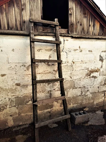 The wooden staircase to the loft of the barn — Stock Photo, Image