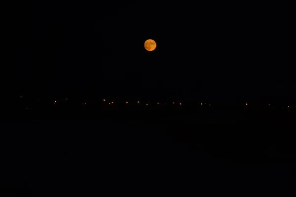 Πανσέληνος Και Ελαφριά Φανάρια Στον Ουρανό Νύχτας — Φωτογραφία Αρχείου