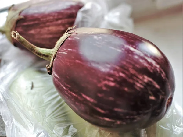 Berenjena Púrpura Con Tiras Blancas Forma Pera Cerca — Foto de Stock