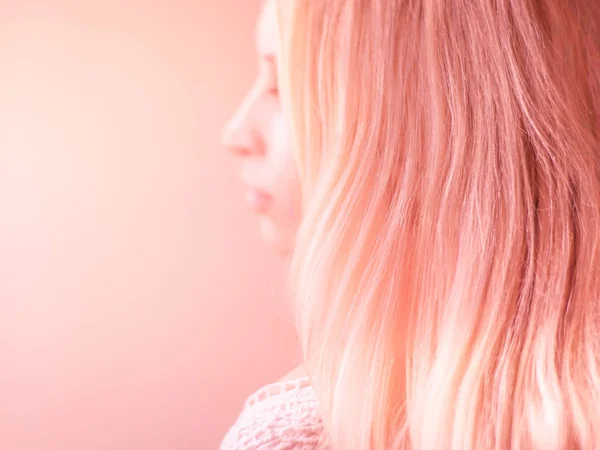 Krásné Růžové Vlasy Růžovém Pozadí Pastelové Boční Pohled Portrét Rozmazané — Stock fotografie