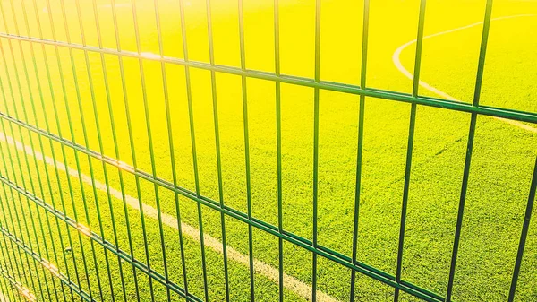 Rasenplatz Zum Spielen Von Minifußball Hinter Dem Grünen Zaun — Stockfoto