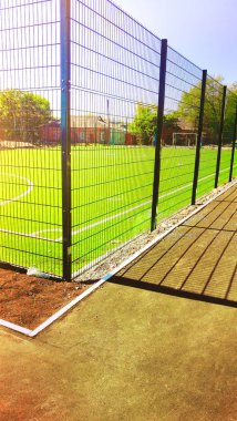 yola minifootball çit kafes oynamak için çim alan yakın