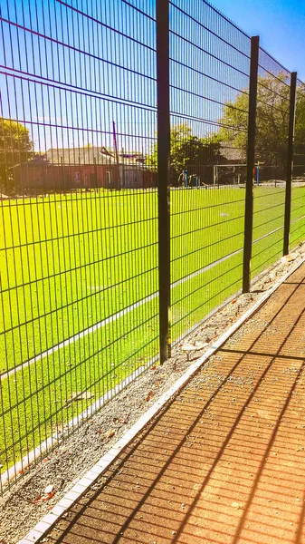 Estrada Perto Campo Gramado Para Jogar Mini Futebol Atrás Malha — Fotografia de Stock