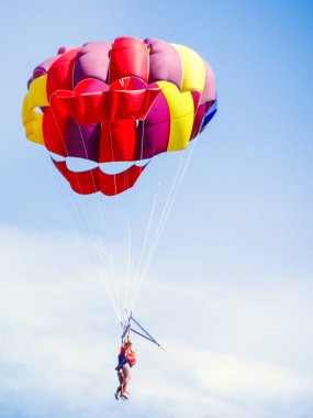 iki paraşütçü altında bir ortak paraşüt uçan
