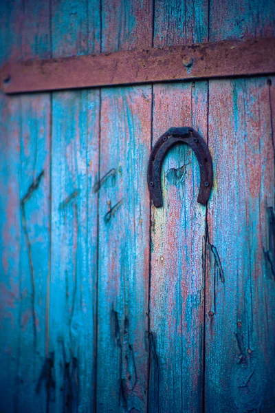 Metalowe Podkowa Wiszące Drewniane Drzwi — Zdjęcie stockowe