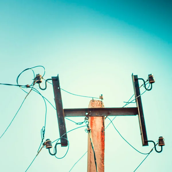 Översta Gamla Elektriska Pelare Bakgrund Blå Himmel — Stockfoto