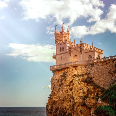 Kale yutar yuva arka planı Crimea'da bulutlu gökyüzü