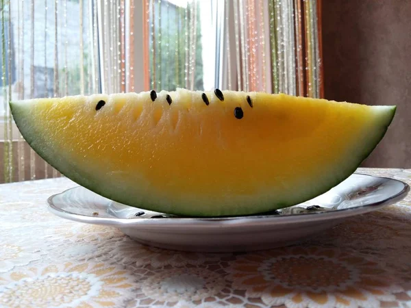 Bir Masaya Bir Tabak Içinde Taze Sarı Karpuz Parçası — Stok fotoğraf