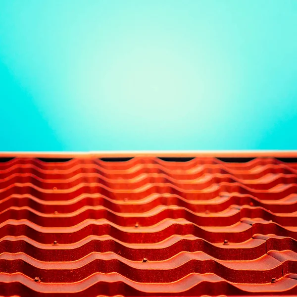 Rotes Dach Mit Blauem Himmel — Stockfoto