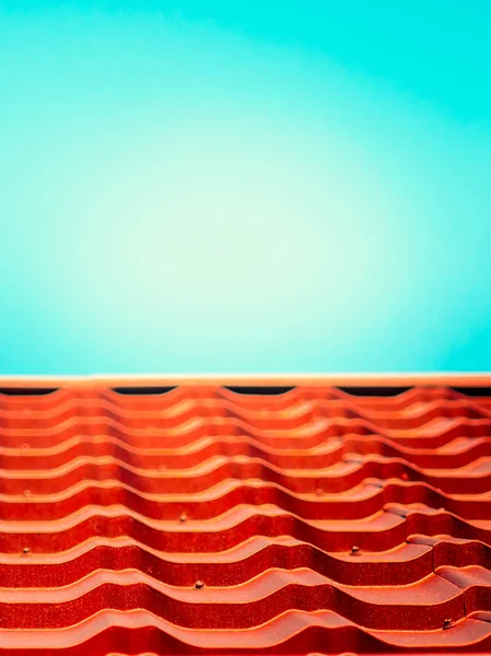 Красная Крыша Голубым Небом — стоковое фото