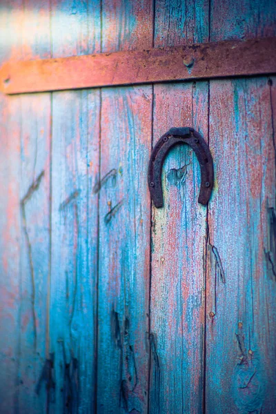 Stary Zardzewiały Metal Podkowa Wiszące Niebieskie Drzwi Drewniane — Zdjęcie stockowe