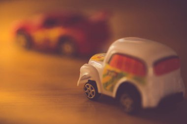 iki oyuncak arabalar taksi ve parlak ışık sportcar