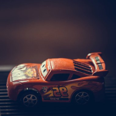 küçük kırmızı araba oyuncak parlak ışık