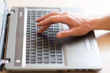 Tipik bir dizüstü bilgisayar klavye üzerinde erkek el