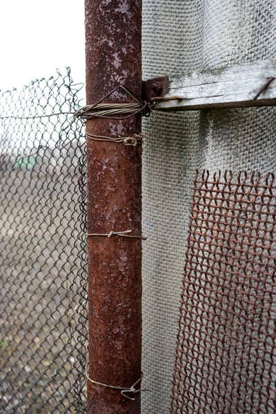 スレートと古い錆びたフェンス メッシュ パイプ — ストック写真