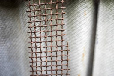 eski paslı mesh çit parçası.