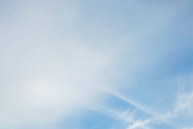 beyaz yumuşak bulutlar, bulanık görüntü ile mavi gökyüzü.