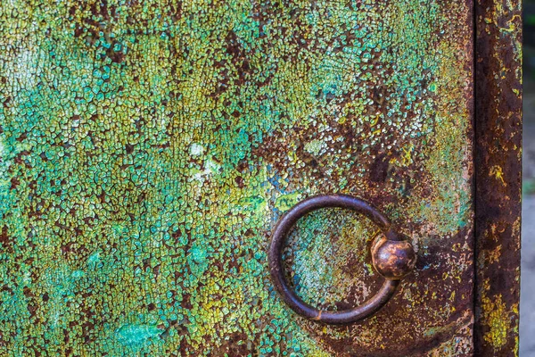 Maçaneta de porta marrom de ferro redondo na parede verde gasto — Fotografia de Stock
