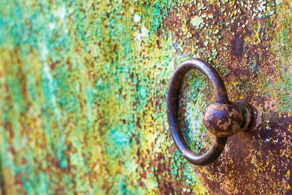 Okrągłe żelaza brązowe drzwi pokrętło na zielonej ścianie shabby — Zdjęcie stockowe