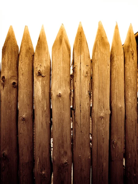 Ostre szczyty na drewnianym płotem. Tekstura drewnianych pni. — Zdjęcie stockowe