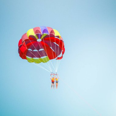 iki paraşütçü gökyüzünde uçan bir ortak paraşüt