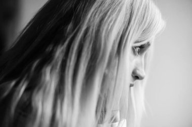 Genç bir kız bulanık portresi. Seçici yumuşak odak. BW fotoğraf