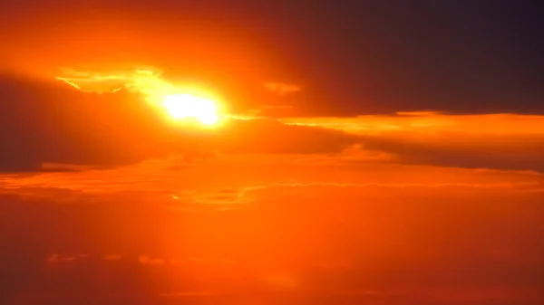 Расширенное изображение оранжевого восхода солнца в облаках . — стоковое фото