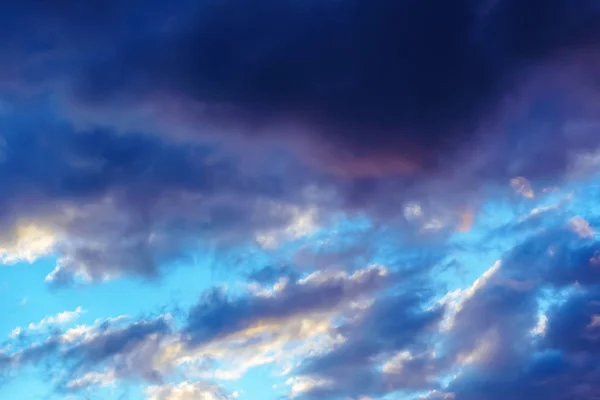 Imagem turva de um belo céu azul com nuvens no início do pôr do sol . — Fotografia de Stock