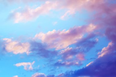 güzel bir mavi gökyüzü bulutlu erken gün batımında bulanık görüntü.