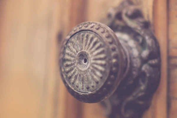 Oude ronde metalen deurklink close-up — Stockfoto