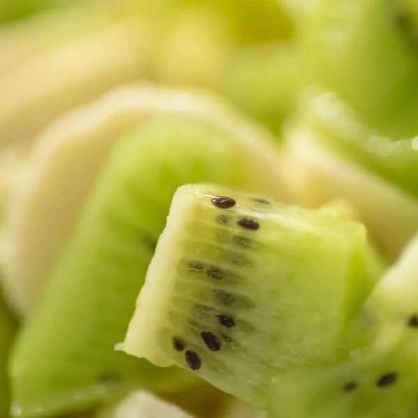 Kiwi fatia macro shot. Frutas de fundo. Foco seletivo — Fotografia de Stock