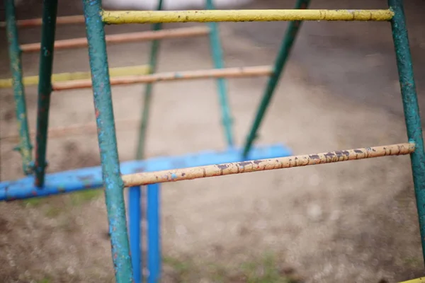 Escalera de hierro vieja para niños con pintura pelada . — Foto de Stock