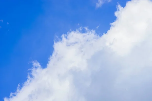 Bluy sky with big white cloud background. — Stock Photo, Image