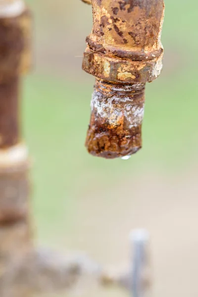 Vieux robinet rouillé avec une goutte d'eau. Macro shot — Photo