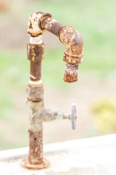 Vieux robinet d'eau rouillé dans le jardin. Macro shot — Photo