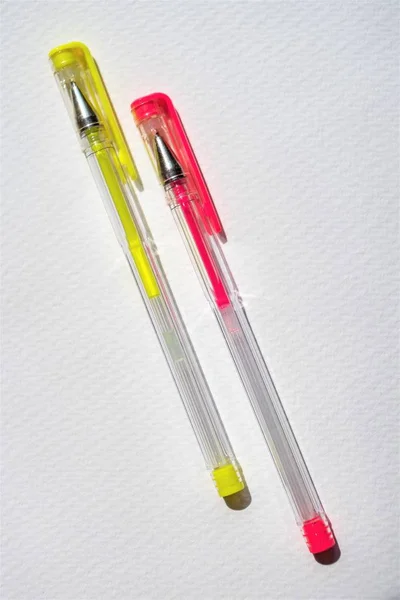 Two gel pens yellow and pink — Stock Photo, Image